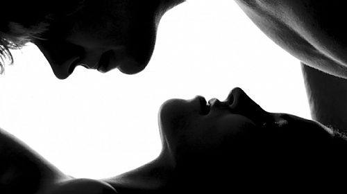 A posição 69 é uma das mais famosas e populares no mundo todo, ela é 
capaz de proporcionar prazer simultâneo para o casal e explorar diversas formas 
de chegar ao orgasmo usando a língua
Um dos melhores prazeres no sexo é o ato de chupar e ser chupado. Quem não 
gosta de sentir a textura da língua, a sensação molhadinha e a genital 
totalmente envolvida pela boca? Praticamente todos!
Para quem não sabe o que significa 69, ela é uma posição sexual em que o 
casal proporciona sexo oral simultâneo, ou seja, quando tem aquilo na boca e a 
boca naquilo.
Uma das referências sobre esta posição sexual, é a figura chin
